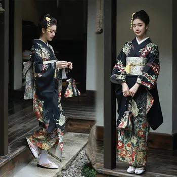 Tradicionālā Kleita Sievietēm. Japāņu stila Piedurknēm un Vēja Peldmētelis Foto Foto Apģērbu. Japāņu Kimono