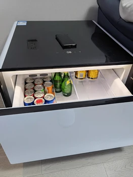 ledusskapis integrētu daudzfunkcionālu laukumā kafijas galda, saldēšanas uzglabāšanas, dīvāns pusē kabineta stūrī tabula